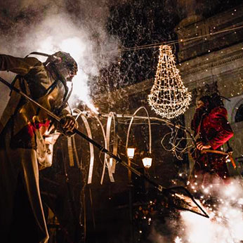 Spettacolo di fuoco medievale, spettacolo pirotecnico con farfalle luminose