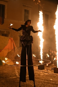 Spetacolo di fuoco e trampoli