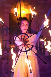 Spettacolo di piazza con musica dal vivo, Trampoli, Danza aerea, Giocoleria di Fuoco, strumenti led, pirotecnica.