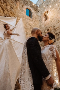 Spettacolo personalizzato per il matrimonio, farfalle luminose, trampolieri e fuochi pirotecnici