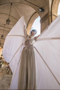 Spettacolo Itinerante con Farfalle luminose su trampoli per Notti bianche, feste per borghi medievali e festival
