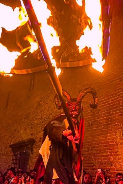 Spettacolo e Parata di Fuoco con Diavoli che danzano per feste medievali e festival
