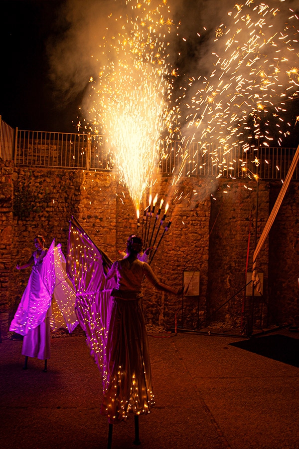 Spettacolo di fuoco medievale, spettacolo pirotecnico con farfalle luminose