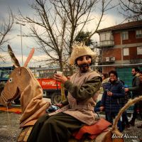 spettacolo itinerante medievale, parata don Chisciotte su trampoli