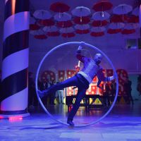 eventi aziendali, circus show con spettacolo di giocoleria e ruota cyr